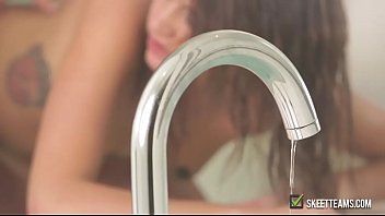 تشغيل اربطها وأظهر لها كيف تمارس الجنس مع نائب الرئيس بقوة