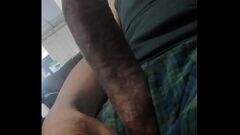 تشغيل مسمار لاتيني ساخن يضرب قضيبه الصلب الضخم