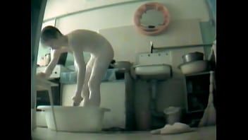 Abspielen Unsere schamlose Mama badet in unserer Gegenwart