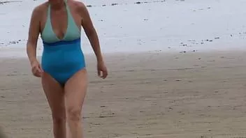 Oynat Sahilde kendimi göstermek, sikleri sertleştirmek ve beni becermek için bir yabancıyı almak beni heyecanlandırıyor