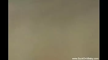 Oynat O emmek ve ortağının horoz darbeler ve bir cum yapmak