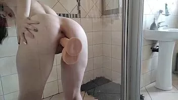 Oynat Dövmeli fahişe, duş kapısından görünen bir emme yapay penisine binerek mastürbasyon yapıyor | yakın çekimler
