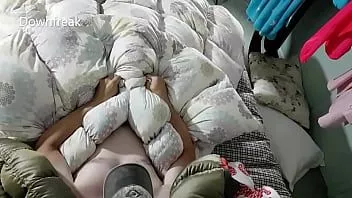 चलाएँ लंबा संस्करण 40min। सौतेली बहनों के कमरे में छिपकर उसे कम्फर्ट देने और उसकी चमकदार जैकेट पर सह करने के लिए