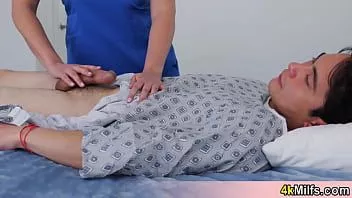 播放 火辣的金发熟女护士试图帮助她的低压病人，她有一个计划