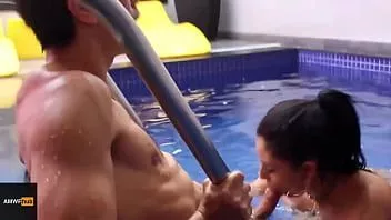 Abspielen Glücklicher asiatischer Kerl fickt Latina Puma am Pool hdamwf amwfhub
