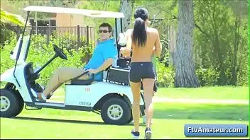 Redare Mya, tânără amator brunetă fierbinte, devine pervers și își ia hainele pe terenul de golf