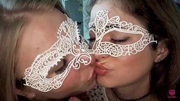 Abspielen Polyamory-Video Nr. 218: Erster Polyamory-Dreiersex zwischen Stiefschwester und Freundin (Kurzversion)