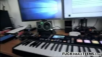 play Drobna Athena Faris obciąga swojego przyrodniego brata podczas niesamowitej sesji ruchania