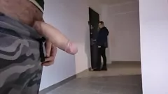 Reproducir Encuentro al aire libre: Vecino de grandes tetas se excita al masturbarse en público