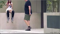Jouer Le public clignotant d'une skateuse brune exposé