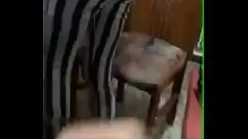 Redare O adolescentă rusă suge băieți și își arată fundul pe periscop