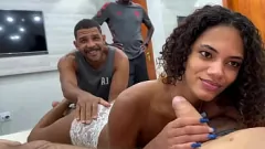 play Cuckold -man kijkt toe terwijl vrienden het poesje en de kont van zijn vrouw neuken