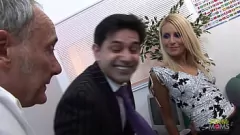 Riproduci Il segretario di Hory MILF richiede una doppia penetrazione hardcore nelle calze e nei tacchi alti