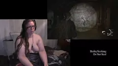 play 赤裸裸的我们中的2个游戏玩法与丰满的黑发戴眼镜