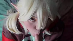 Abspielen Netter Teenager Klee im Cosplay gibt dem Abenteurer schlampigem Blowjob