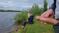 播放 暴露主义者冒着这一切的风险：在大自然中孤独的女孩面前手淫，有一个巨大的鸡巴