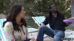 Reproduzir A requintada beleza asiática enfrenta um monstro negro na natureza pela primeira vez