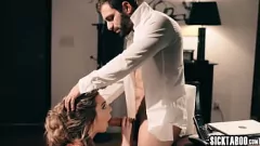 تشغيل تيفاني واتسون، المراهقة الشقراء الساخنة ذات الثدي المثالية، تعطي اللسان المذهل وتنظف قضيب الرجل في هذا الفيديو الإباحية المتشددين